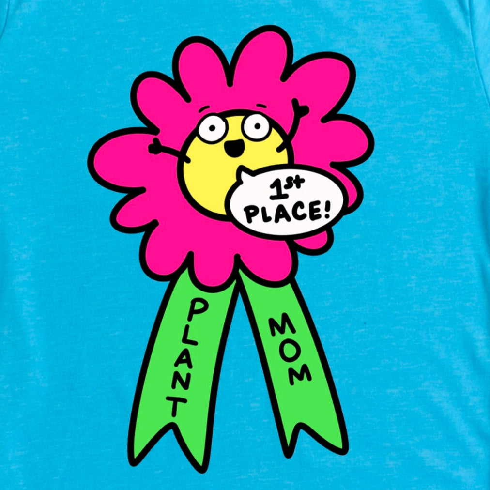 Close-up of Heather Aqua Fun Plant Mom shirt with detailed cartoon first place flower ribbon design reading “1st Place” and “Plant Mom,” by Kalirally
